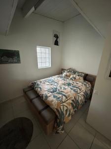 a bedroom with a bed with two cats on it at Appartement meublé indépendant Parking privé Proche gare & Paris in Mériel