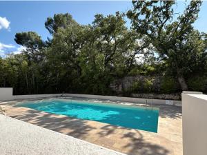 una piscina nel cortile di una casa di Studio aux Roches Fleuries a Lézignan-la-Cèbe
