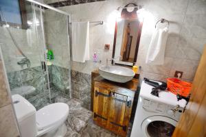 un bagno con lavandino, WC e doccia di Nemesis a Plátanos Altre 14 foto