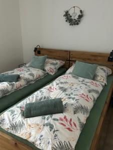 Ένα ή περισσότερα κρεβάτια σε δωμάτιο στο Apartman nad Metují