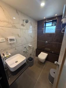 Et badeværelse på The Palm Beach Residency Daman