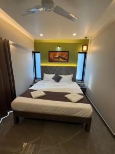 En eller flere senge i et værelse på The Palm Beach Residency Daman