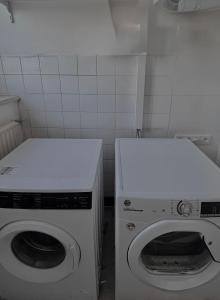 a washing machine and a washer in a bathroom at Haus an der Brücke in Munich