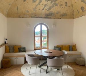 a dining room with a table and chairs and a window at kremsoase in Krems an der Donau