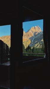 una finestra del treno con vista su una montagna di IL COVO DELLO SCIATORE a Falcade