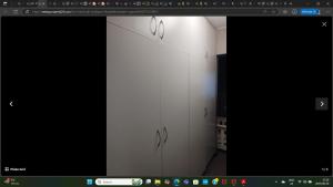 een computerscherm waarop een witte kast in een kamer te zien is bij KINGSLEY Green in Gqeberha +4 foto's