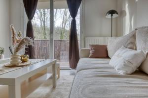 Postel nebo postele na pokoji v ubytování Cosy et élégant, proche aéroport & hyper centre