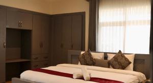 ein Schlafzimmer mit einem großen Bett mit Kreuz darauf in der Unterkunft Ghanas Finest The Reach in East Legon