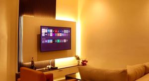 ein Wohnzimmer mit Sofa und Flachbildfernseher in der Unterkunft Ghanas Finest The Reach in East Legon