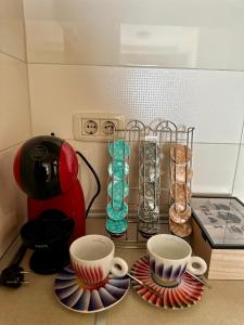 eine Küchentheke mit zwei Tassen und einem Mixer in der Unterkunft Gorica Hill Luxury Residence in Podgorica