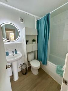 een badkamer met een toilet, een wastafel en een douche bij Acogedor departamento en Constitución in Constitución