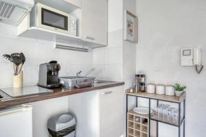Kuchyň nebo kuchyňský kout v ubytování Cosy et élégant, proche aéroport & hyper centre