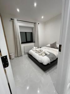 een slaapkamer met een bed en een groot raam bij Letterkenny Town Centre Apartment in Letterkenny