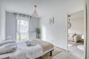 Postel nebo postele na pokoji v ubytování Cosy et élégant, proche aéroport & hyper centre