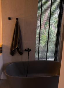 een badkuip in een badkamer met een raam bij Tropical villa in Ko Pha Ngan