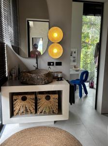 een badkamer met een wastafel en een persoon in een spiegel bij Tropical villa in Ko Pha Ngan +14 foto's