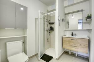 Koupelna v ubytování Cosy et élégant, proche aéroport & hyper centre + 6 fotografií