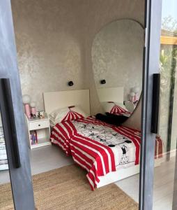 een slaapkamer met een bed met een grote spiegel bij Tropical villa in Ko Pha Ngan