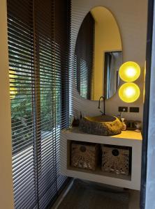 un bagno con lavandino e specchio di Tropical villa a Ko Phangan