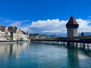 een brug over een rivier in een stad met gebouwen bij Historisches Bijou in Beromünster, Golf & Luzern in Beromünster +7 foto's