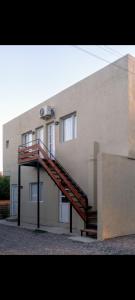 una scala sul lato di un edificio di Brusa 1 a Las Grutas
