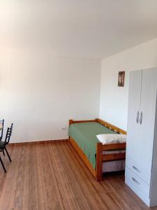 una camera da letto con un letto e una cassettiera di Brusa 1 a Las Grutas