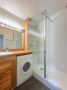 una lavatrice in un bagno con doccia di Melba Megeve emplacement de rêve dans le village au calme a Megève