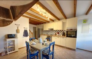 Kuchyň nebo kuchyňský kout v ubytování Les Pierres du Bonheur Meublé Tourisme 3 étoiles