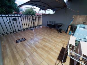 Balkón nebo terasa v ubytování kit net mobiliada individual com ar condicionado e garagem privada