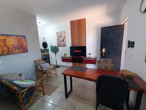 TV a/nebo společenská místnost v ubytování kit net mobiliada individual com ar condicionado e garagem privada