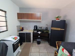 Kuchyň nebo kuchyňský kout v ubytování kit net mobiliada individual com ar condicionado e garagem privada