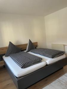 En eller flere senge i et værelse på Ferienwohnung Eichhorner