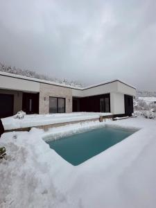 ein schneebedeckter Pool vor einem Haus in der Unterkunft Villa Elmiso Sarajevo in Sarajevo + 18 Fotos