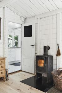 een woonkamer met een fornuis en een deur bij Classic 1937 Cottage On A Natural Plot in Nykøbing Sjælland +22 foto's