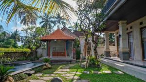 a house with a gazebo in the yard at The Uma Tapan in Penginyahan