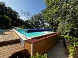 een zwembad met een blauwe opblaasbare bij La bastide de Mauragne - Gîte les Iris in Apt
