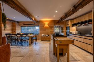 Η κουζίνα ή μικρή κουζίνα στο Chalet - Les Fermes de Céline - Barcelonnette