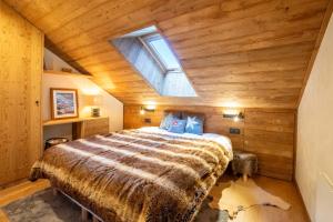 ein Schlafzimmer mit einem großen Bett mit Dachfenster in der Unterkunft Troillet 11 in Méribel