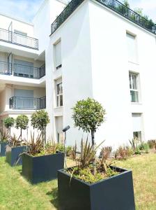 Zahrada ubytování Opposite Metro 14, Cozy Guest Room with Garden & Free Parking, 5 min Orly Airport, 7 min Paris + 3 fotografie