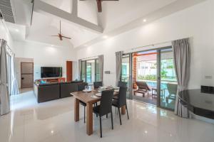 Et tv og/eller underholdning på Orchid Pool Villa 8 Rawai