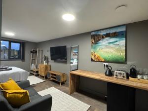 TV a/nebo společenská místnost v ubytování Uno Carbis Bay - Luxury Serviced Accommodation + 63 fotografií