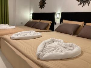 twee bedden met witte handdoeken bovenop bij Final Gate Eco Resort in Ella