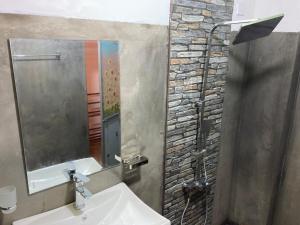 een badkamer met een wastafel en een spiegel bij Final Gate Eco Resort in Ella +33 foto's