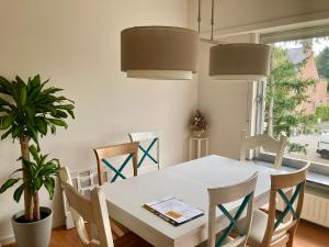 Et opholdsområde på Charming Sunny 100m2 Entire Apartment with 2 bedrooms