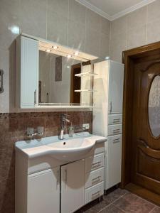 Et badeværelse på Будинок в Мукачево + 14 billeder