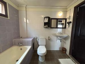 ein Badezimmer mit Badewanne, Toilette und Waschbecken in der Unterkunft Hotel Khamvongsa in Vientiane + 44 Fotos