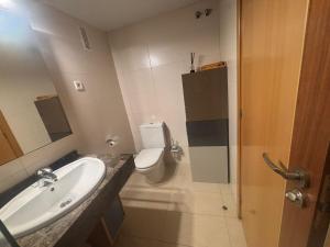 Et badeværelse på Apartamento cerca de la playa + 8 billeder