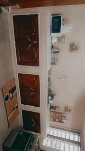 una stanza con alcuni mobili in legno e una TV di Appartement Ode de paix a Cotonou Cadjehoun