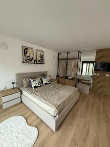 een slaapkamer met een groot bed en een badkamer bij Apartment Agnes in Vlorë