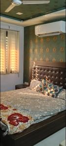 En eller flere senge i et værelse på shree laddu gopal hotel